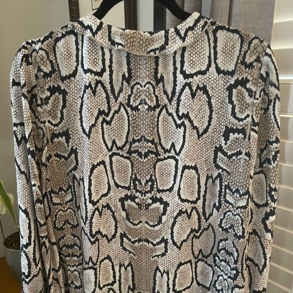 CAbi Python Popover Blouse - Picture 5 of 6